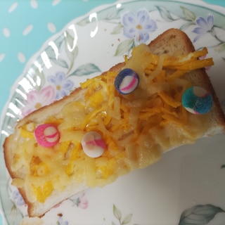 薄焼き卵と手毬麩のチーズトースト